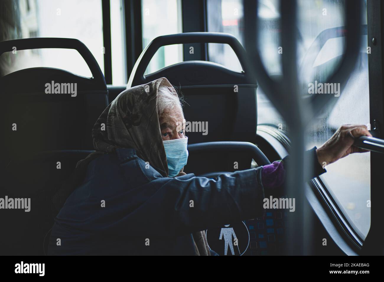 Alte Frau mit medizinischer Maske in Vilnius öffentliche Verkehrsmittel Stockfoto
