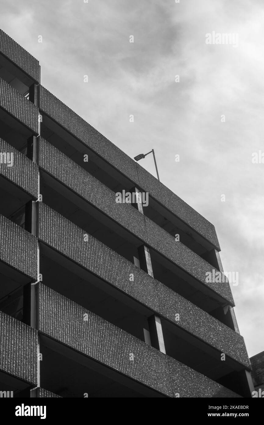 Schwarzweiß-Bild eines Abschnitts eines mehrstöckigen Parkhauses/Parkhauses in Großbritannien. Stockfoto