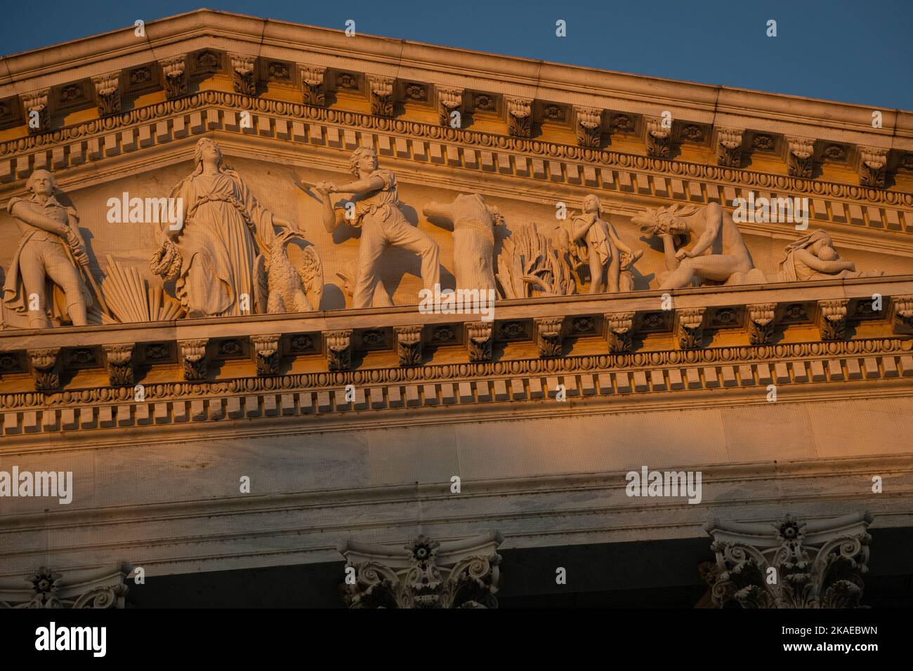 Washington, USA. 02.. November 2022. Eine Detailansicht des Fortschritts des Civilization Pediment auf dem US-Kapitolgebäude in der Morgendämmerung, in Washington, DC, am Mittwoch, 2. November, 2022. (Graeme Sloan/Sipa USA) Quelle: SIPA USA/Alamy Live News Stockfoto