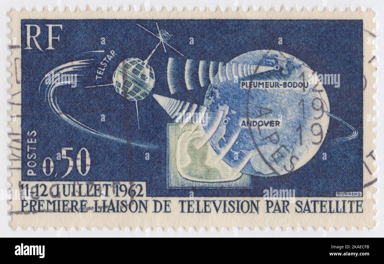 FRANKREICH - 1962. September 29: Eine 50 Centimes dunkelblau, grün und ultramarine Briefmarke, die Telstar, Earth und Television zeigt. 1. TV-Anschluss der USA und Europas über Telstar-Satellit. Telstar 1 startete am 10. Juli 1962 auf einer Thor-Delta-Rakete. Es hat die ersten Fernsehbilder, Telefonanrufe und Telegrafenbilder erfolgreich durch den Weltraum übertragen und die erste transatlantische Live-Fernsehzuführung bereitgestellt Stockfoto