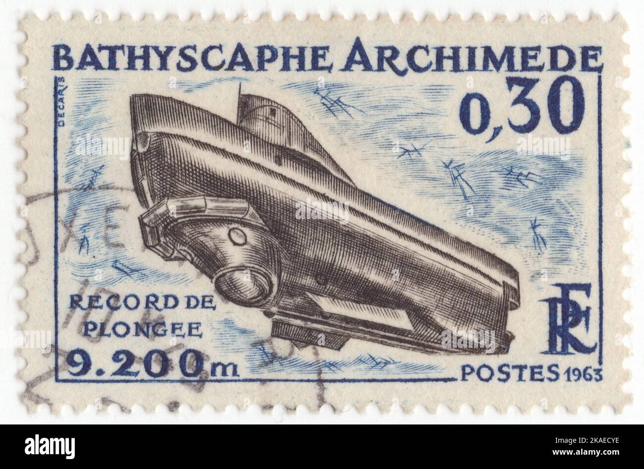 FRANKREICH - 1963. Januar 26: Eine dunkelblaue und schwarze Briefmarke mit 30 Rappen, die Bathyscaph „Archimede“ bei französischen Tiefseeforschungen darstellt. Tauchforschung tauchfähig der französischen Marine. Es verwendete 42.000 US Gallonen (160.000 L) Hexan als Auftrieb des Benzins seines Schwimmers. Es wurde von Pierre Willm und Georges Houot entworfen. Im Jahr 1964 stieg Archimède in den „tiefsten Teil des Puerto Rico-Grabens“, den die NY Times als 27.500 Fuß (8.400 m) meldete. Stockfoto
