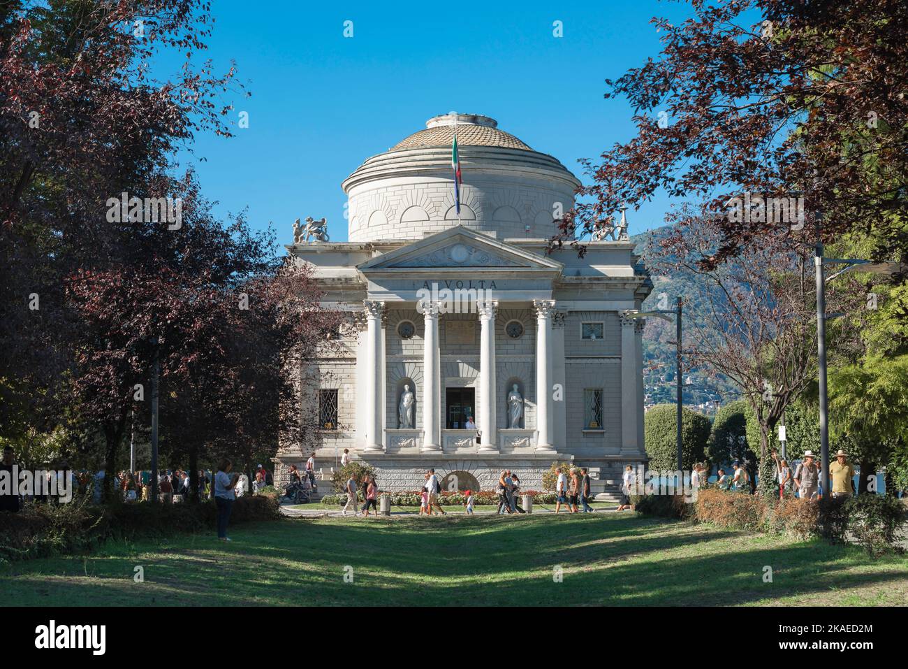 Tempio Voltiano Como, Blick im Sommer auf das tempelartige Denkmal zur Feier des Elektrizitätspioniers Alessandro Volta im Stadtpark von Como, Lombardei, Italien Stockfoto