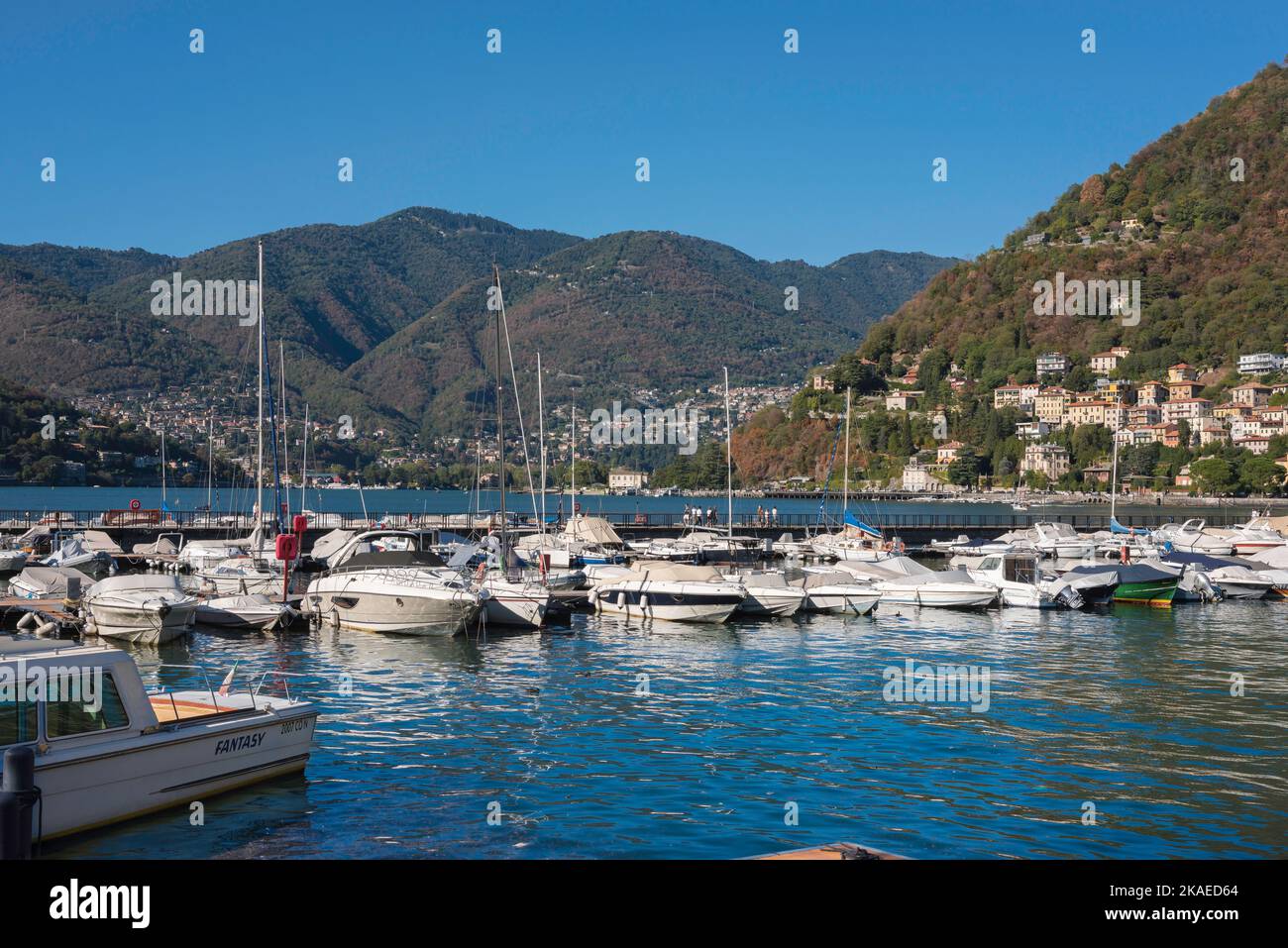 Hafen von Como, Blick im Sommer auf Freizeitboote, die in der Marina im Hafen von Como, am Comer See, Lombardei, Italien festgemacht sind Stockfoto