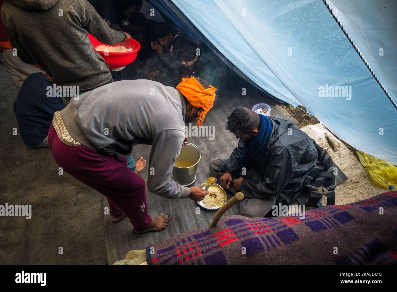 Juli 14. 2022, Himachal Pradesh Indien. Langar oder Bhandara (kostenlose Mahlzeiten) während Shrikhand Mahadev Kailash Yatra im Himalaya. Stockfoto