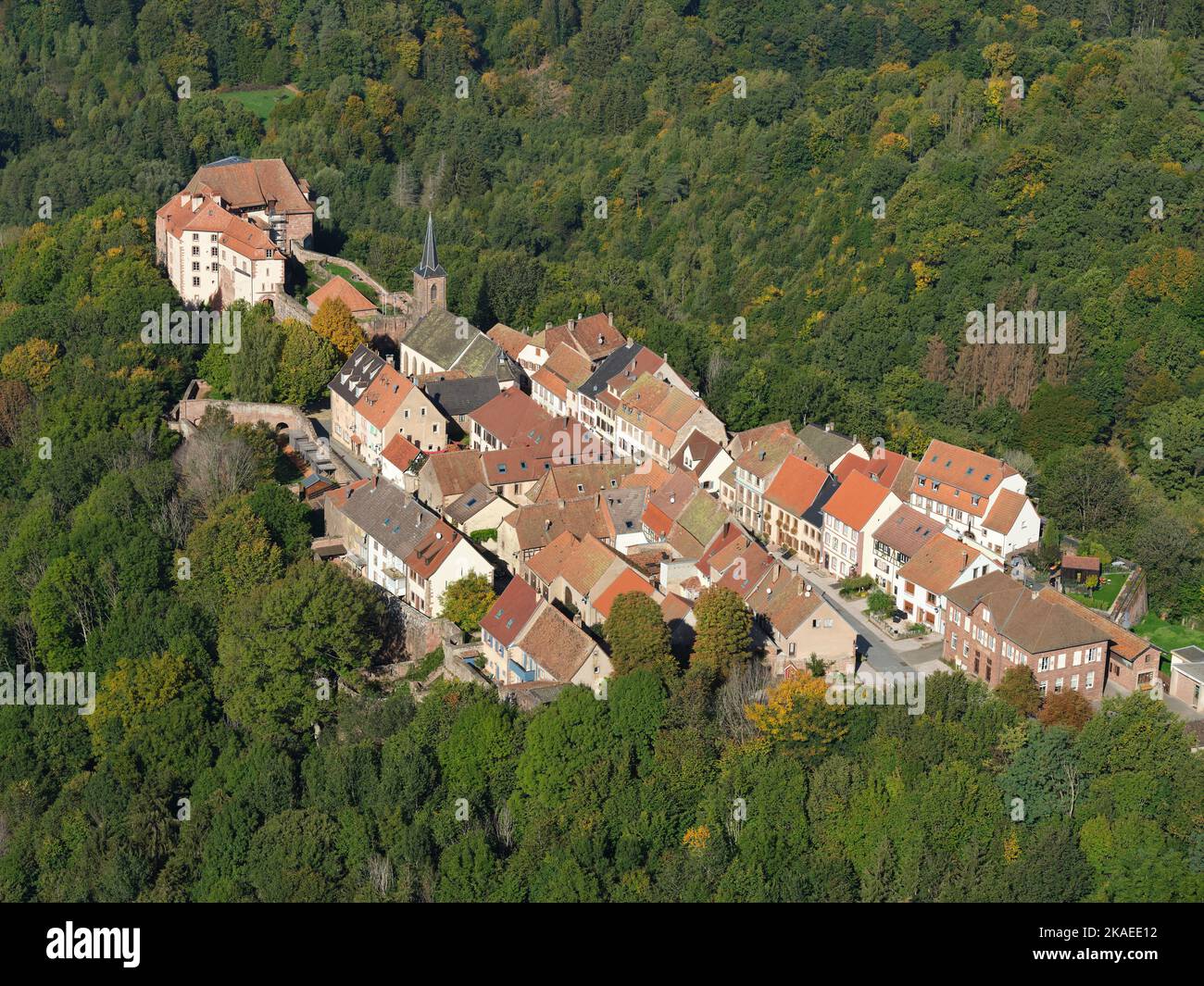 LUFTAUFNAHME. Mittelalterliches Dorf auf einem Vorgebirge, umgeben von einem dichten Wald. La Petite Pierre, Bas-Rhin, Alsace, Grand Est, Frankreich. Stockfoto