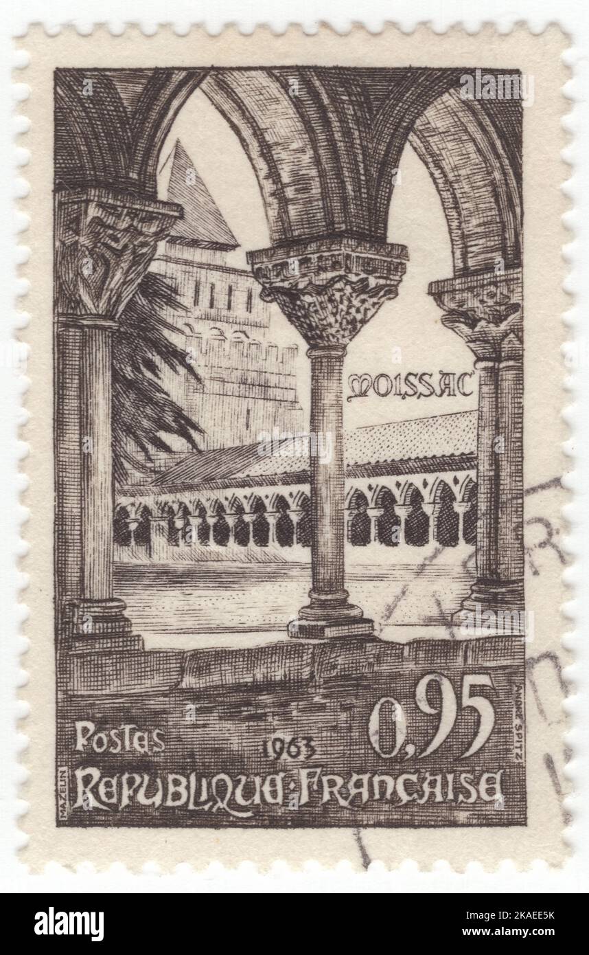 FRANKREICH - 1963. Juni 15: Eine dunkelbraune und schwarze Briefmarke mit 95 Rappen, die das Kloster der Abtei Saint-Pierre in Moissac, Stadt im Département Tarn-et-Garonne in der Region der Region der westlichen Länder, zeigt. Moissac liegt am Zusammenfluss der Flüsse Garonne und Tarn am Canal de Garonne. Moissac ist international bekannt für sein künstlerisches Erbe, das in der mittelalterlichen Abtei von Moissac, einem Benediktinerkloster und Kloster von Cluniac, aufbewahrt wird. Einige seiner mittelalterlichen Gebäude sind erhalten geblieben, darunter die Abteikirche, die eine berühmte und wichtige romanische Skulptur um den Eingang hat Stockfoto