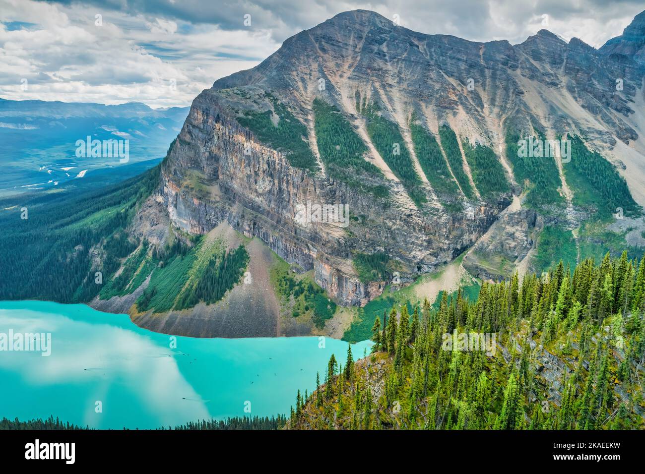 Lake Louise vom Lake Agnes Trail in den kanadischen Rockies, Alberta, Kanada aus gesehen Stockfoto