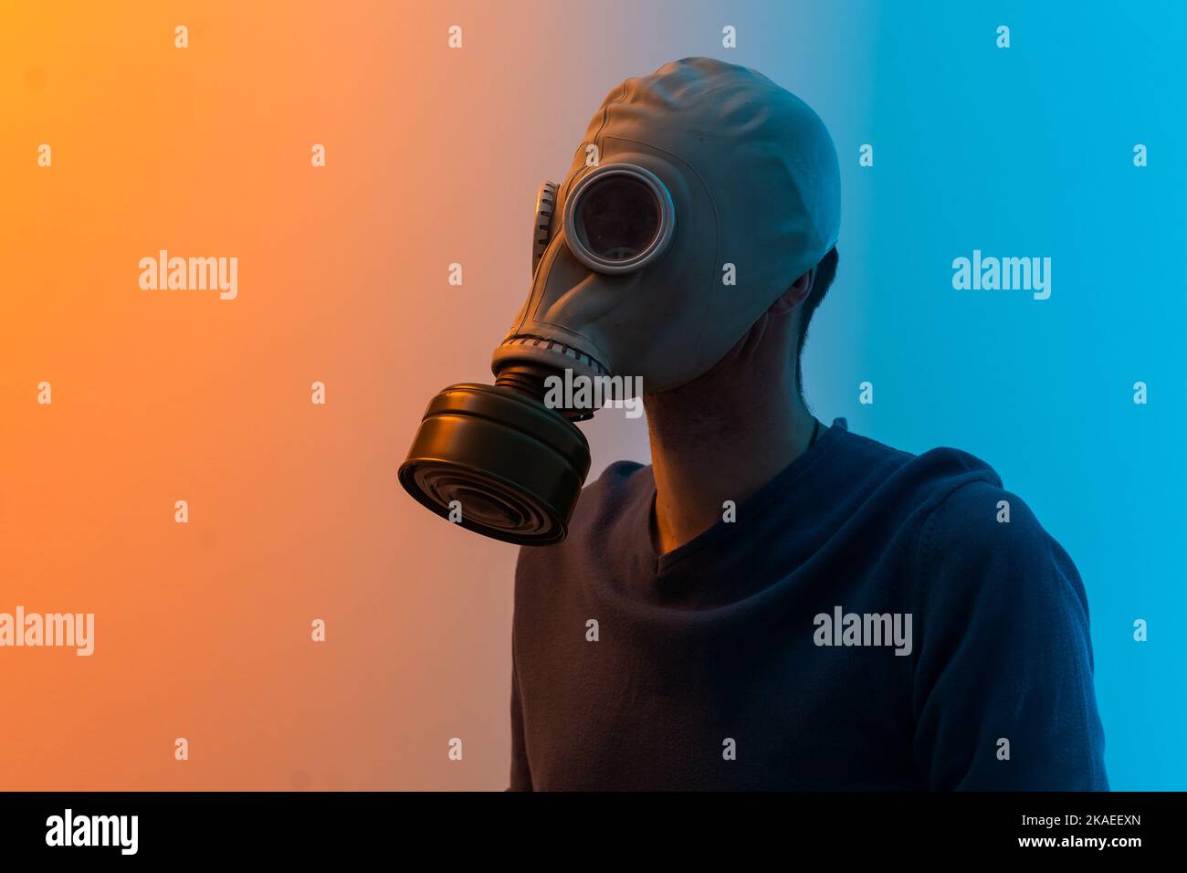 Mann in Gasmaske Farbe Hintergrund Stockfoto