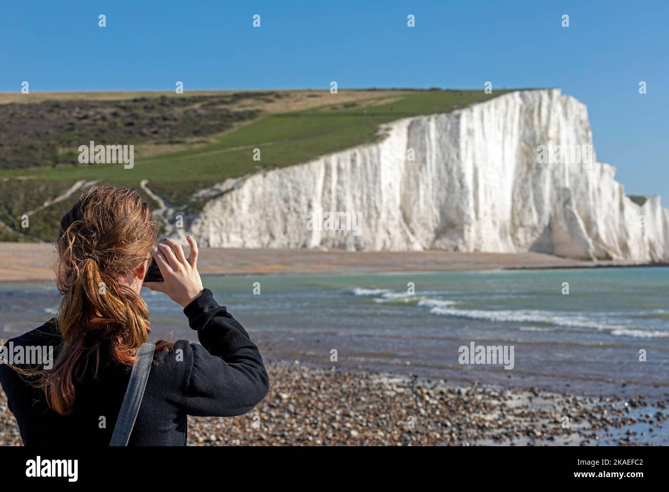 Cuckmere Haven, Junge, der Fotos von weißen Klippen, den Sieben Schwestern, South Downs, England, Großbritannien, macht Stockfoto