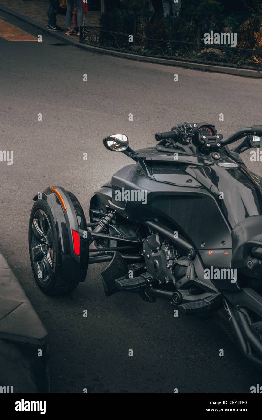 Ein schwarzes, elegantes, sportliches Can-am spyder F3 Motorrad, Nahaufnahme, vertikal Stockfoto