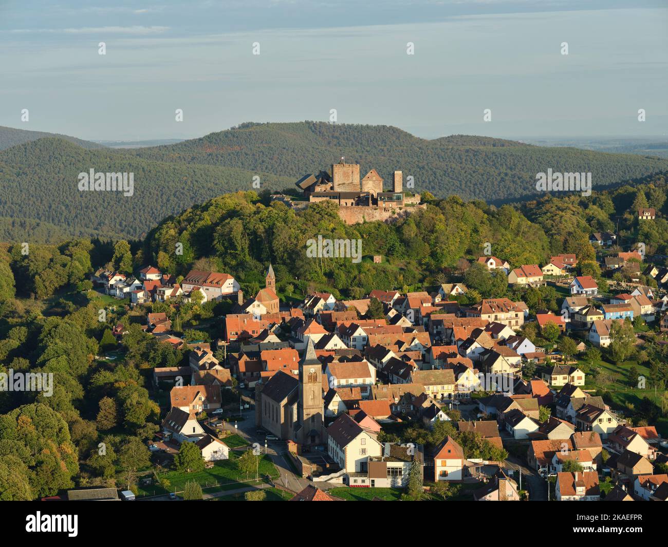 LUFTAUFNAHME. Mittelalterliche Burg Lichtenberg mit Blick auf das gleichnamige Dorf. Bas-Rhin, Alsace, Grand Est, Frankreich. Stockfoto
