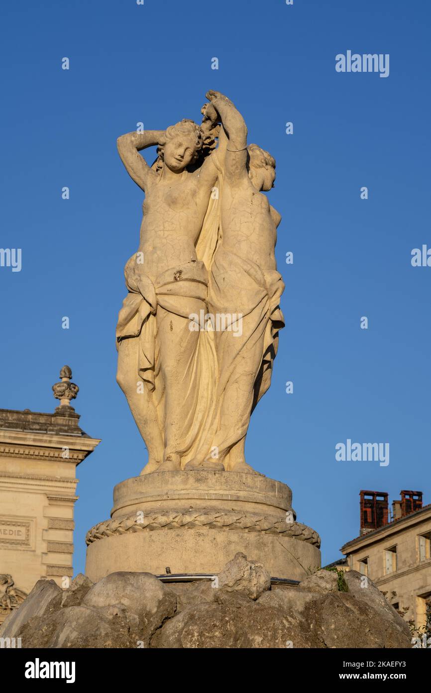 Blick auf die Statue der drei Grazien, Steindekor des zentralen Brunnens auf dem berühmten Wahrzeichen Place de la Comedie, Montpellier, Frankreich Stockfoto