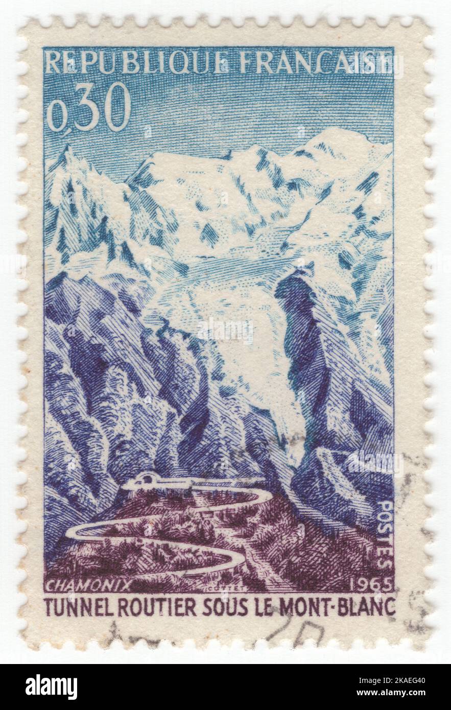 FRANKREICH - 1965. Juli 17: Eine 30 Centimes blaue, violett-blaue und braun-violette Briefmarke, die Straße und Tunnel, Mont Blanc, darstellt. Zur Eröffnung des Mont-Blanc-Tunnels, eines Autobahntunnels zwischen Frankreich und Italien, unter dem Mont-Blanc-Berg in den Alpen. Der Durchgang ist eine der wichtigsten transalpinen Transportwege, insbesondere für Italien, das auf diesen Tunnel angewiesen ist, um bis zu einem Drittel seiner Fracht nach Nordeuropa zu transportieren. Sie reduziert die Strecke von Frankreich nach Turin um 50 Kilometer und nach Mailand um 100 Kilometer Stockfoto