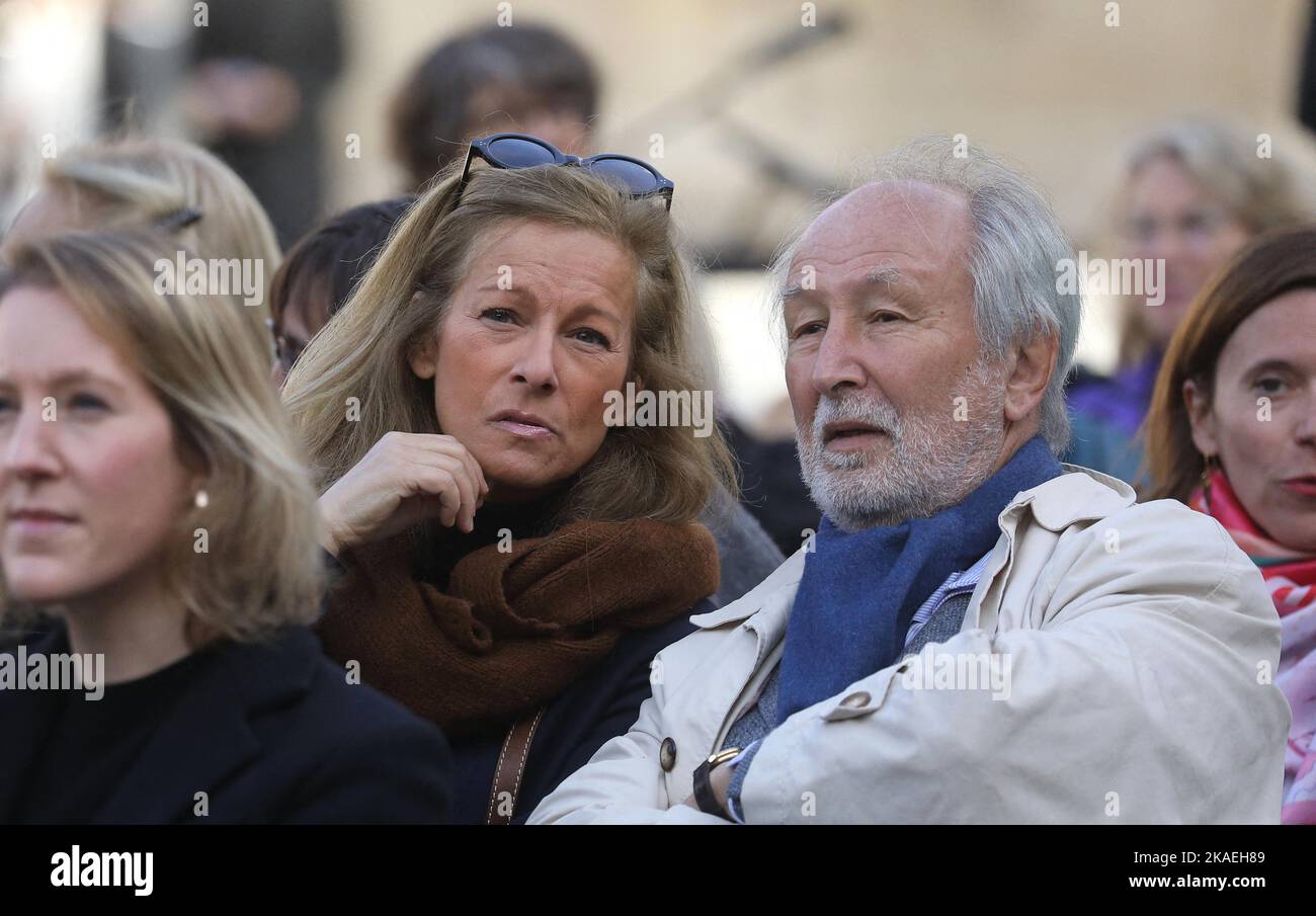 Anne Gravoin, Jérôme Clément während der nationalen Ehrung für Pierre Soulages am 2. November 2022 im quadratischen Innenhof des Louvre in Paris, Frankreich. Foto von Dominique Jacovides/Pool/ABACAPRESS.COM Stockfoto