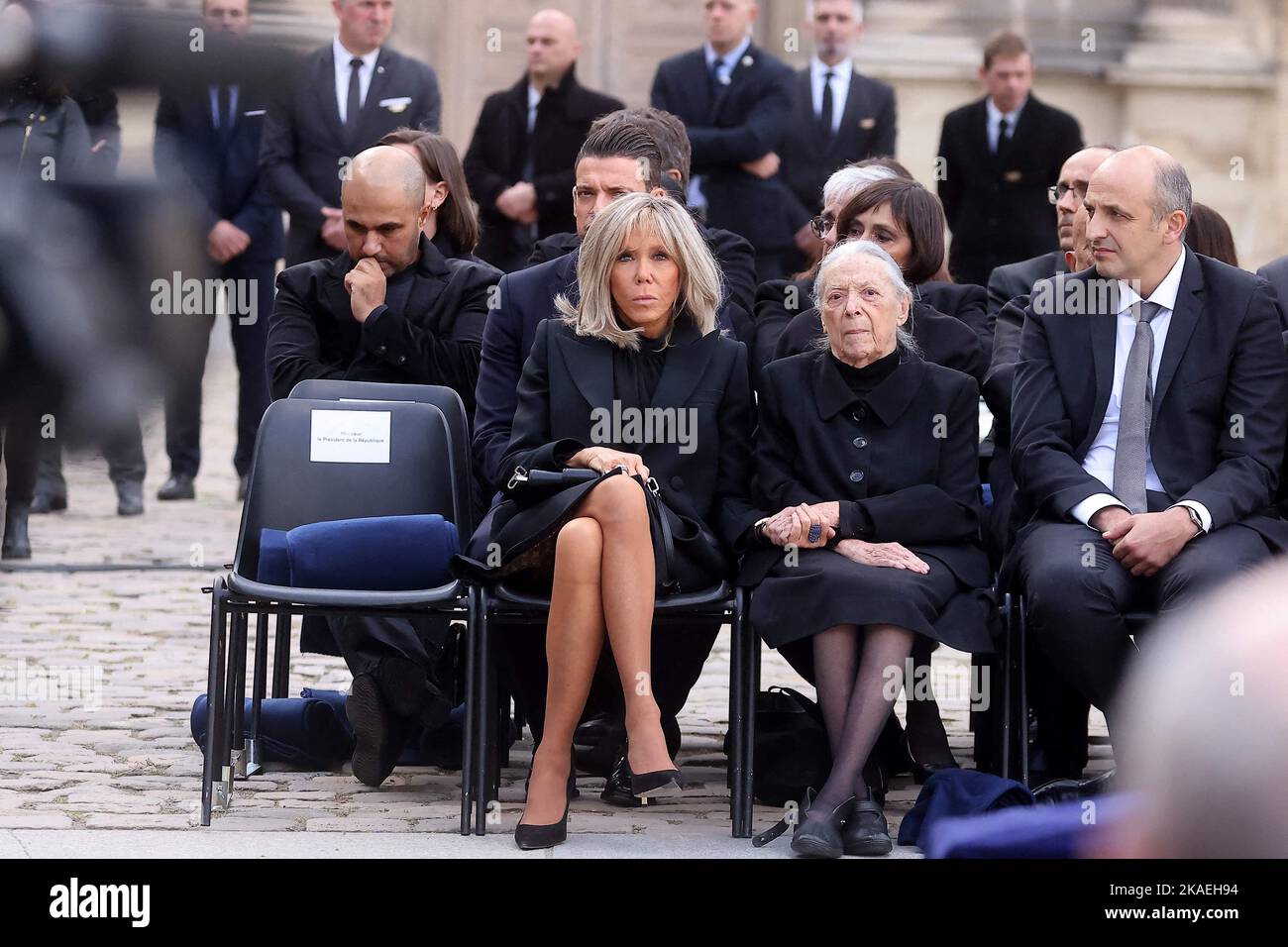 Brigitte Macron, Colette Soulages während der nationalen Ehrung für Pierre Soulages am 2. November 2022 im Innenhof des Louvre in Paris, Frankreich. Foto von Dominique Jacovides/Pool/ABACAPRESS.COM Stockfoto