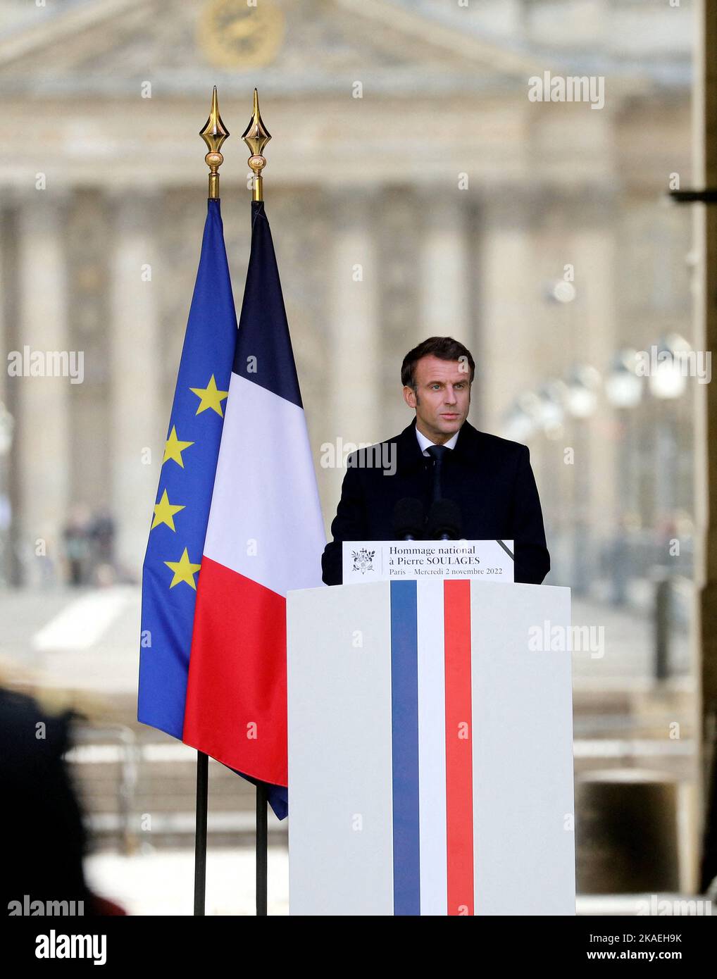 Der französische Präsident Emmanuel Macron bei der nationalen Ehrung für Pierre Soulages am 2. November 2022 im Innenhof des Louvre in Paris. Foto von Dominique Jacovides/Pool/ABACAPRESS.COM Stockfoto