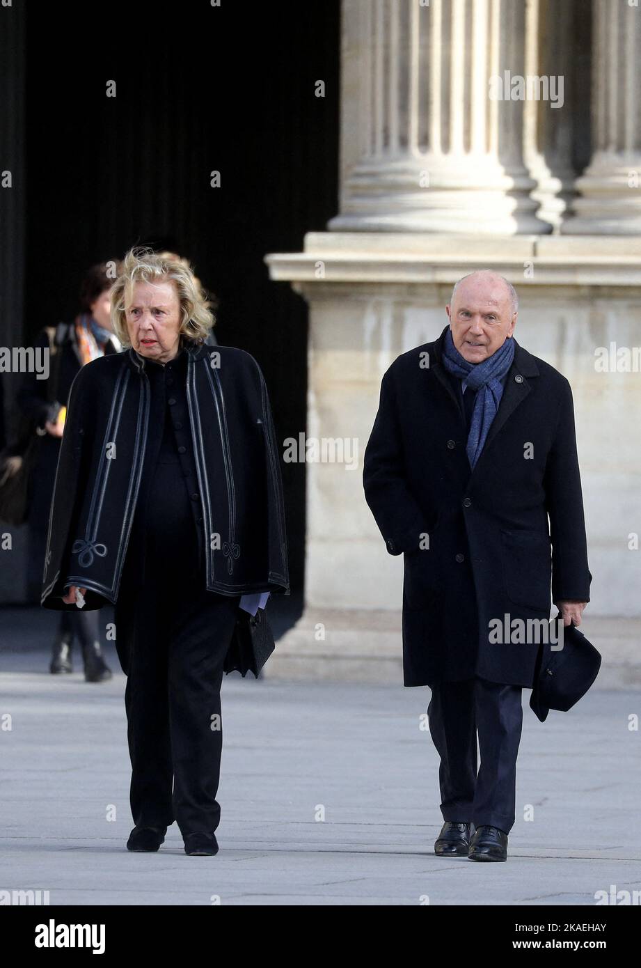 Maryvonne und François Pinault während der nationalen Ehrung für Pierre Soulages am 2. November 2022 im quadratischen Innenhof des Louvre in Paris, Frankreich. Foto von Dominique Jacovides/Pool/ABACAPRESS.COM Stockfoto