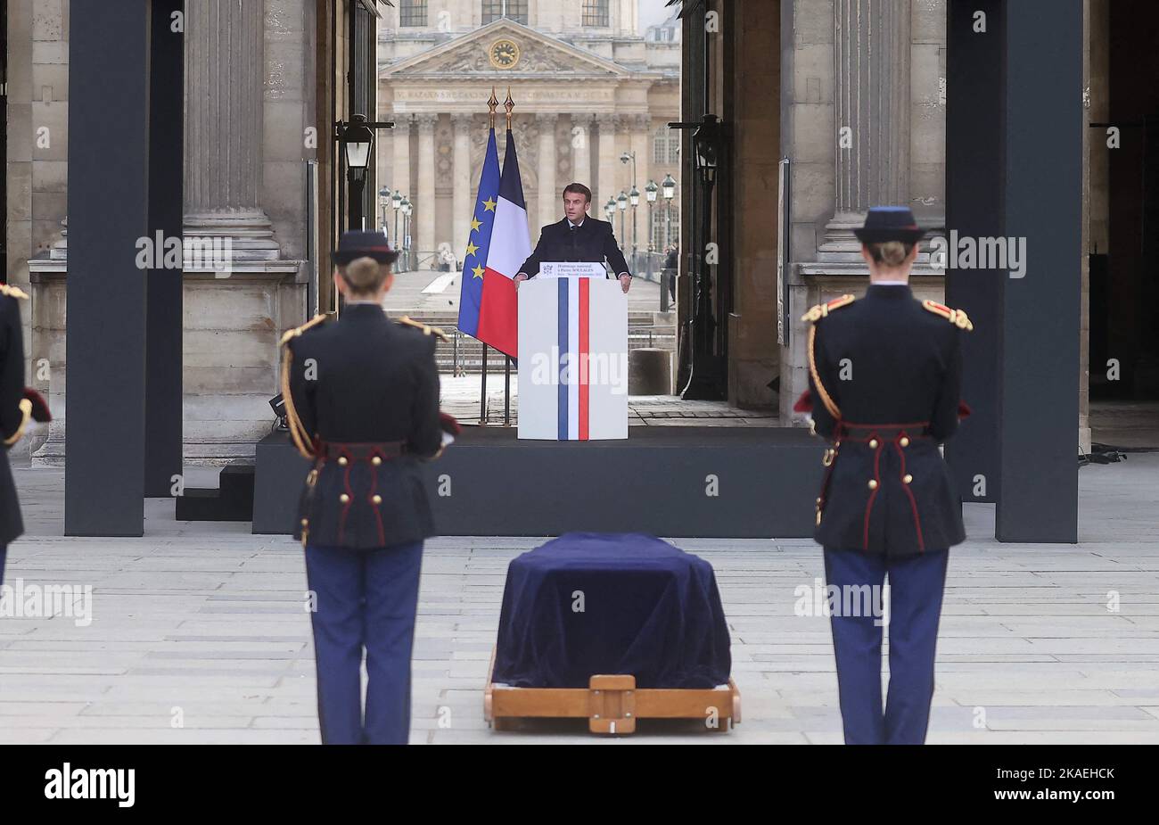 Der französische Präsident Emmanuel Macron bei der nationalen Ehrung für Pierre Soulages am 2. November 2022 im Innenhof des Louvre in Paris. Foto von Dominique Jacovides/Pool/ABACAPRESS.COM Stockfoto