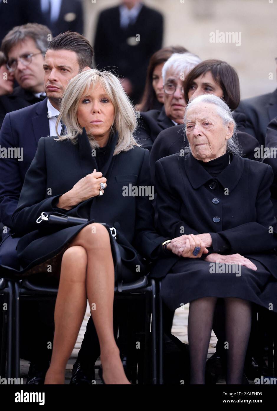 Brigitte Macron, Colette Soulages während der nationalen Ehrung für Pierre Soulages am 2. November 2022 im Innenhof des Louvre in Paris, Frankreich. Foto von Dominique Jacovides/Pool/ABACAPRESS.COM Stockfoto