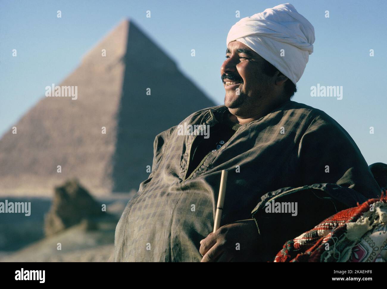 Ägypten. Kairo. Lokaler Reiseleiter an den Pyramiden. Gizeh. Stockfoto