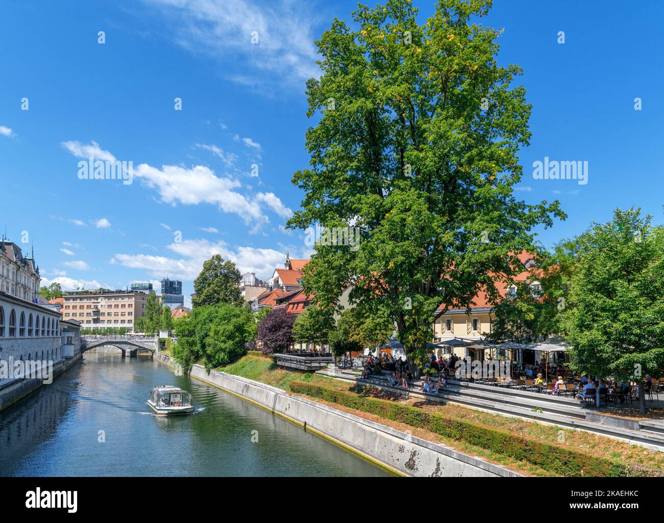 Ausflugsboot auf dem Fluss Ljubljanica von Mesarski aus gesehen am meisten in der Altstadt, Ljubljana, Slowenien Stockfoto