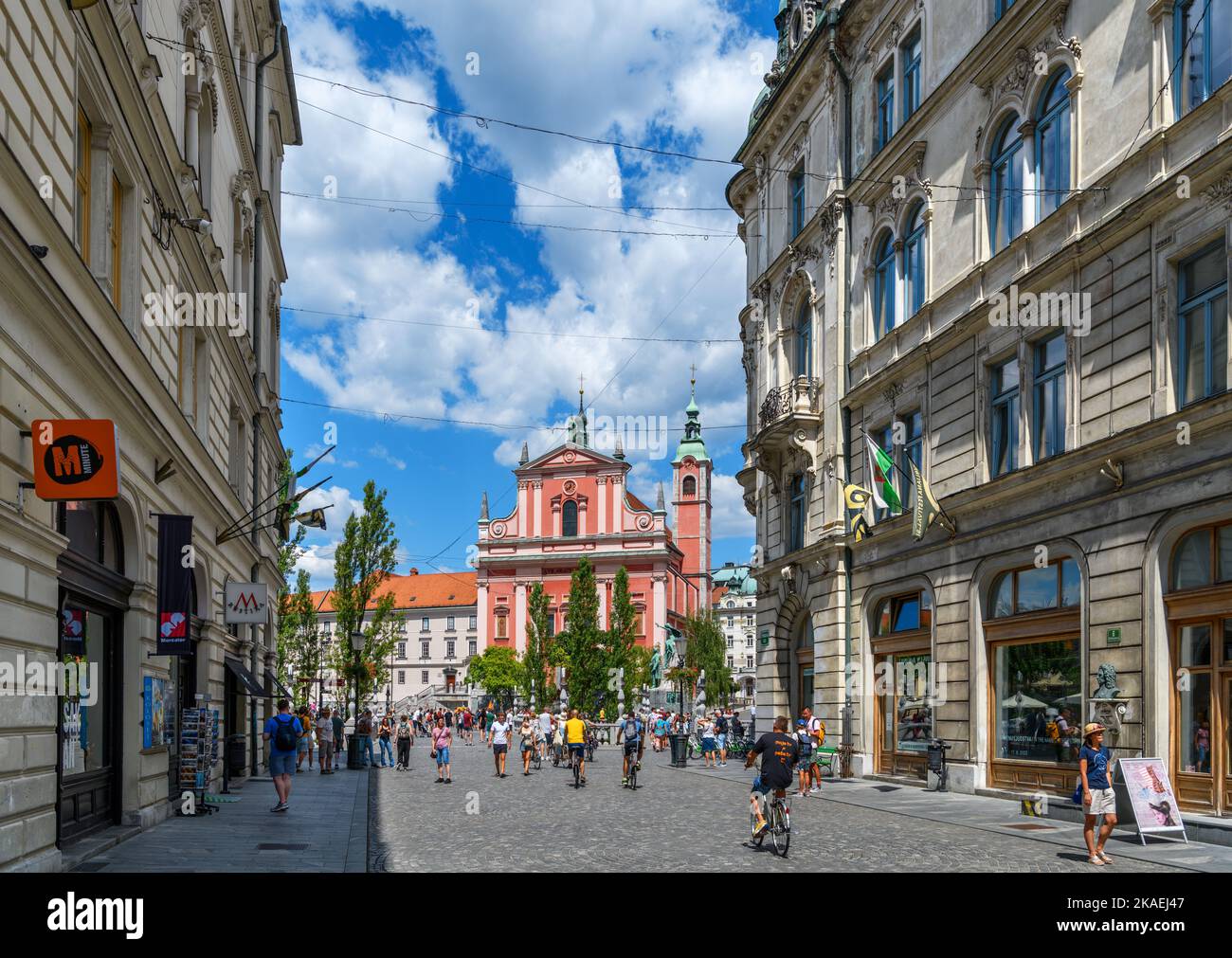 Blick über die Stritarjeva ulica zur Dreifachbrücke und zur Franziskanerkirche der Verkündigung auf dem Preserenplatz (Presernov Trg), Ljubljana, Slo Stockfoto