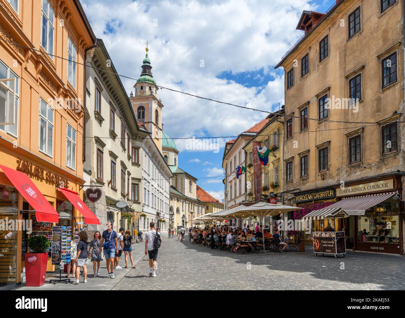 Geschäfte und Cafés auf Ciril-Metodov trg in der Altstadt, Ljubljana, Slowenien Stockfoto