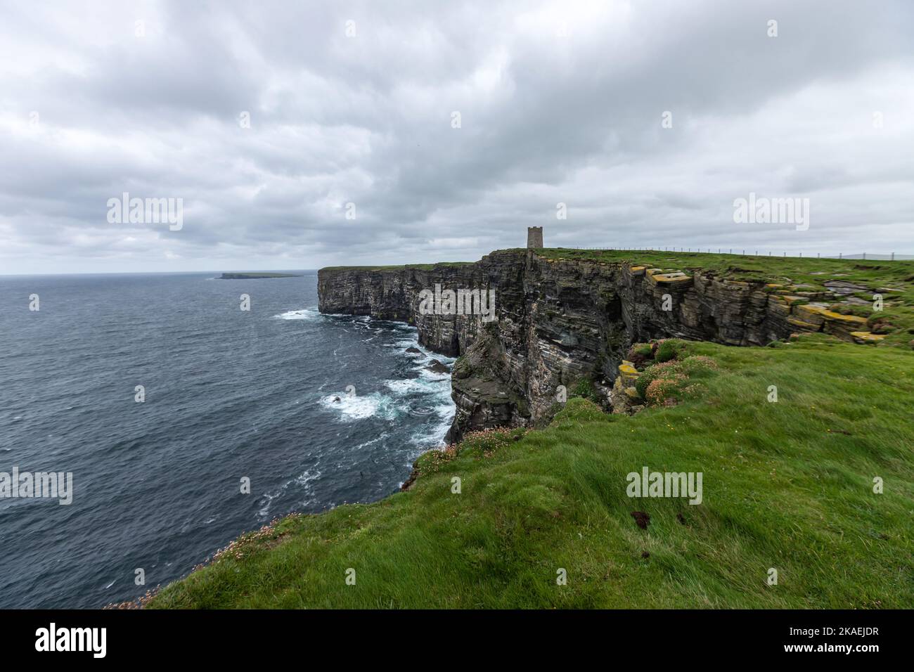 Marwick Head und Kitchener Memorial, Orkney, Schottland, Großbritannien Stockfoto