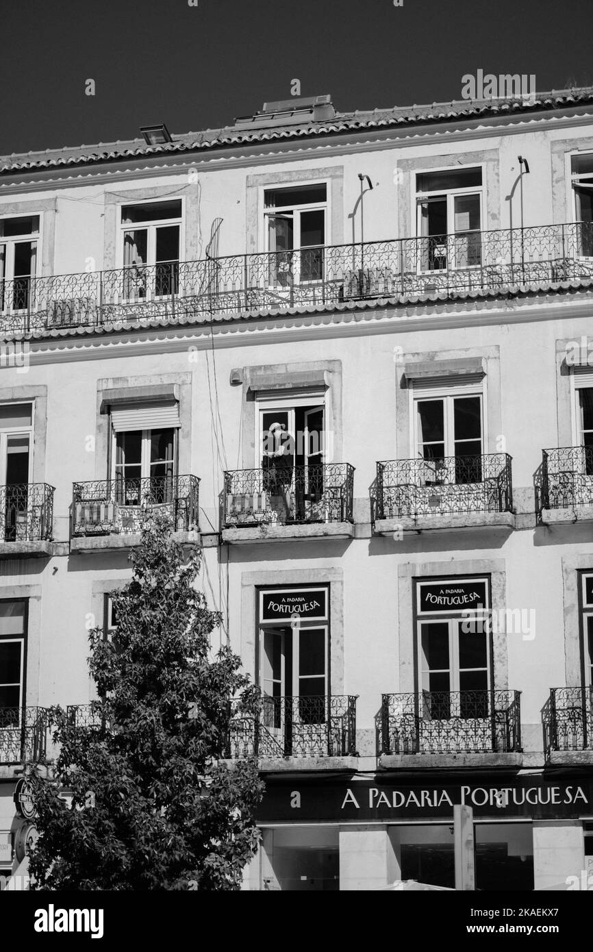 Eine Graustufenaufnahme der Gebäudefassade, die typisch für portugiesische Architektur ist Stockfoto