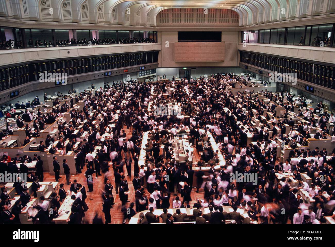 Japan. Tokio Stock Exchange. Der Börsenboden ist voll mit Brokern. Stockfoto