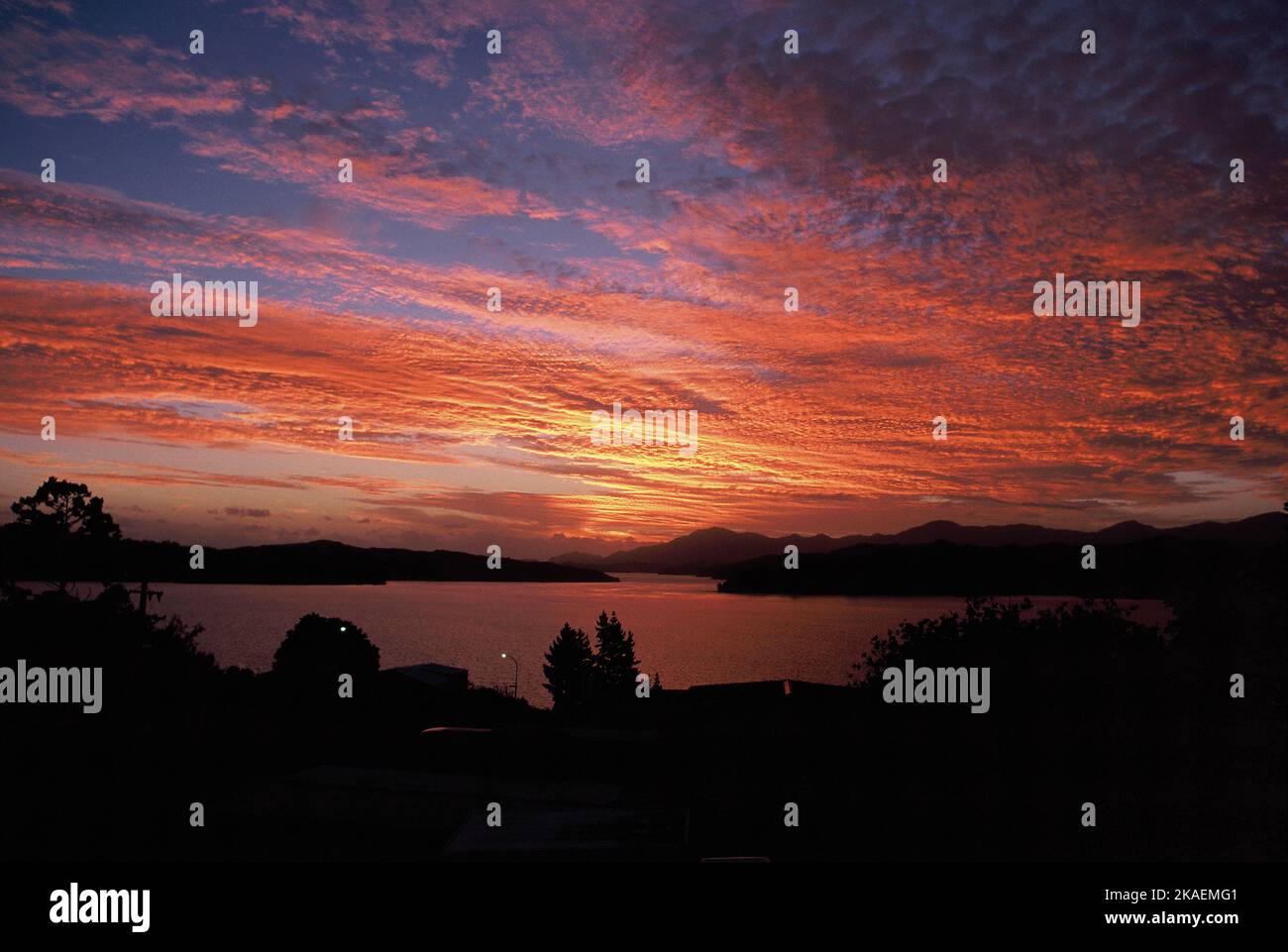 Neuseeland. Rawene Küste bei Sonnenuntergang. Stockfoto