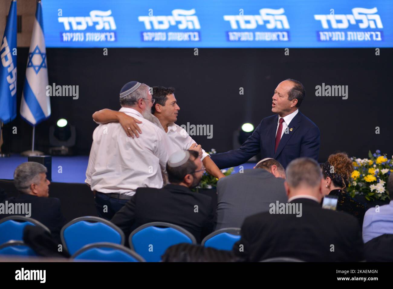 Israel. 02.. November 2022. Der ehemalige Bürgermeister von Jerusalem, NIR Barkat, und Likud knesset-Mitglied grüßen Amichai Chikli, Mitglied der Partei. Feierlichkeiten bei den rechten israelischen Parteien nach den ersten Abstimmungen der Parlamentswahlen 2022, den fünften Parlamentswahlen in weniger als zehn vier Jahren. Jerusalem. November 2. 2022. (Foto von Matan Golan/Sipa USA). Quelle: SIPA USA/Alamy Live News Stockfoto