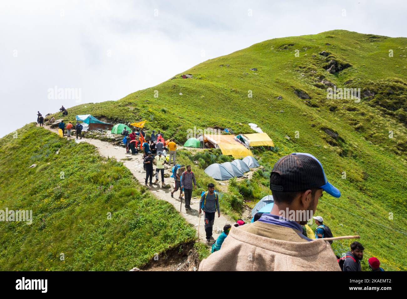 Juli 14. 2022, Himachal Pradesh Indien. Menschen mit Rucksäcken und Wanderstöcken wandern während der Shrikhand Mahadev Kailash Yatra im Himalaya. Stockfoto