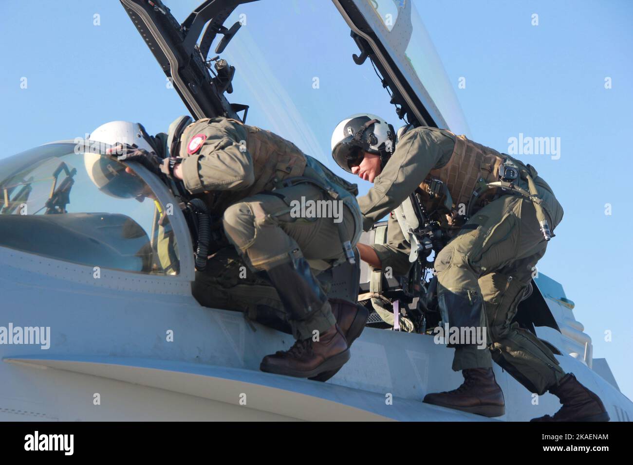 Marine F18-Piloten steigen in ihr Cockpit für das Kampftraining Stockfoto