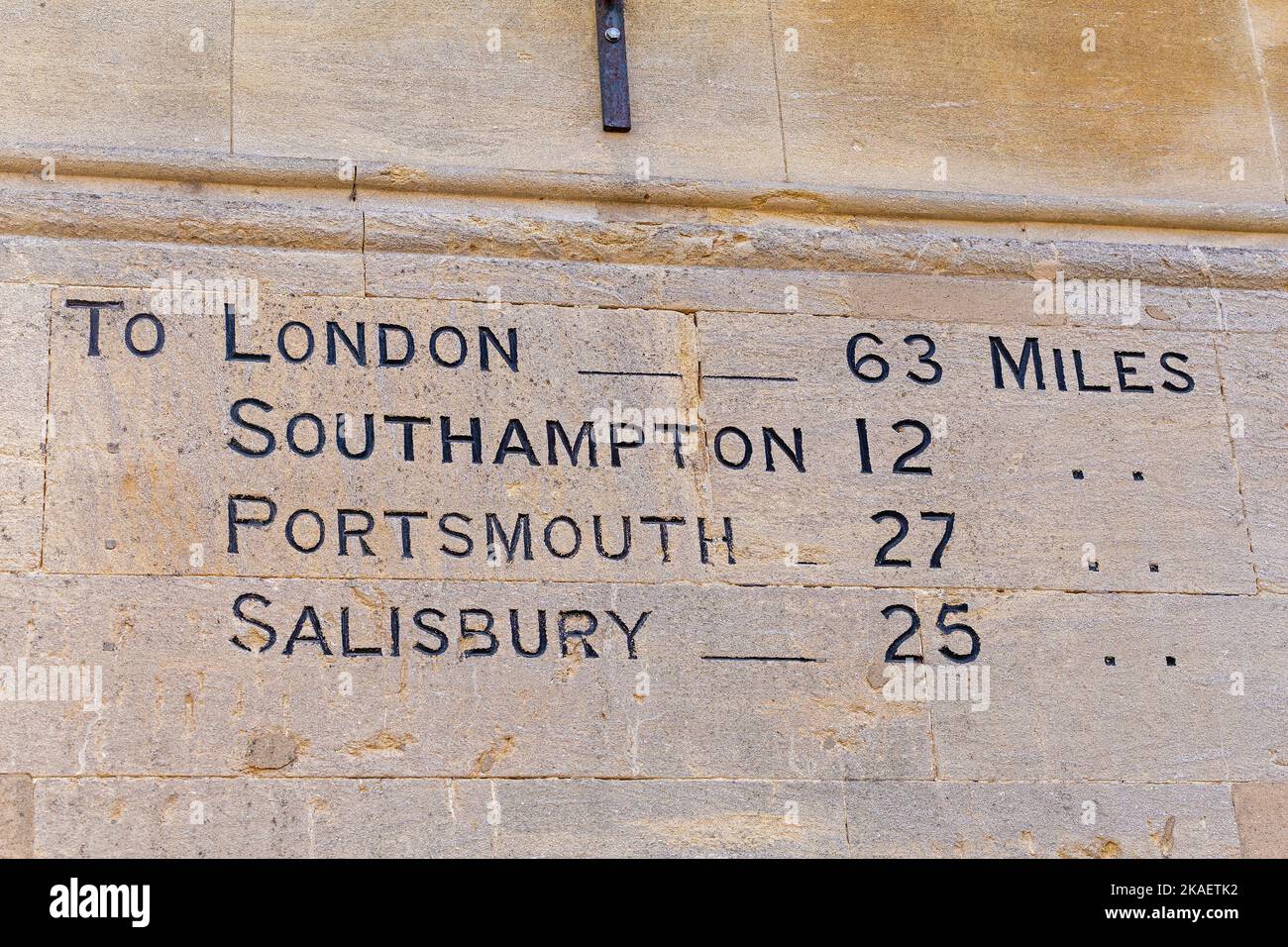 Entfernungen zu Städten, die an einer Mauer geschrieben sind, Winchester, Hampshire, England, Großbritannien Stockfoto