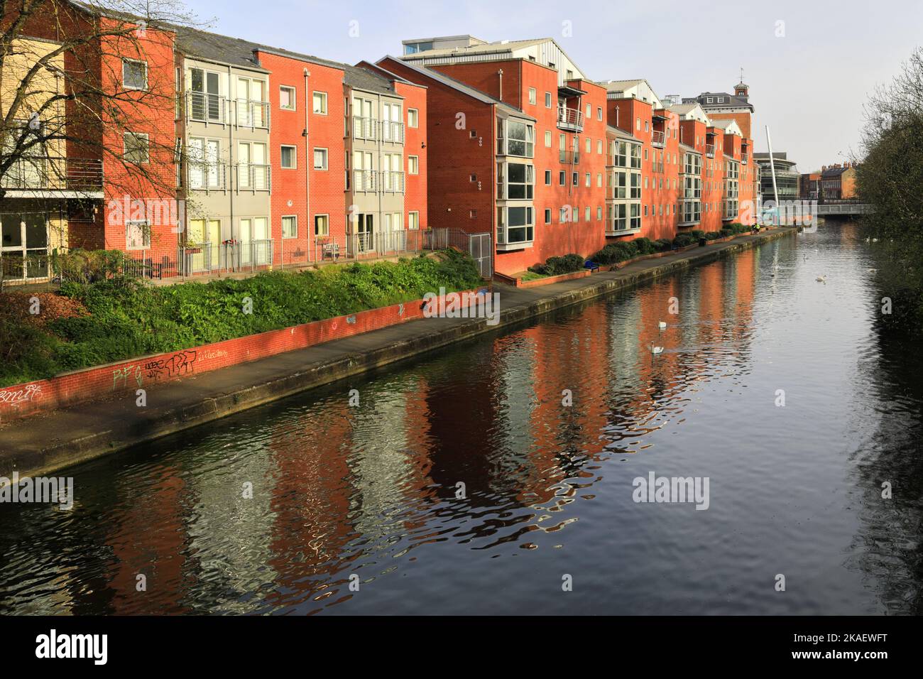 Gebäude entlang des Flusses schweben, Leicester City, Leicestershire, England; Großbritannien; VEREINIGTES KÖNIGREICH Stockfoto
