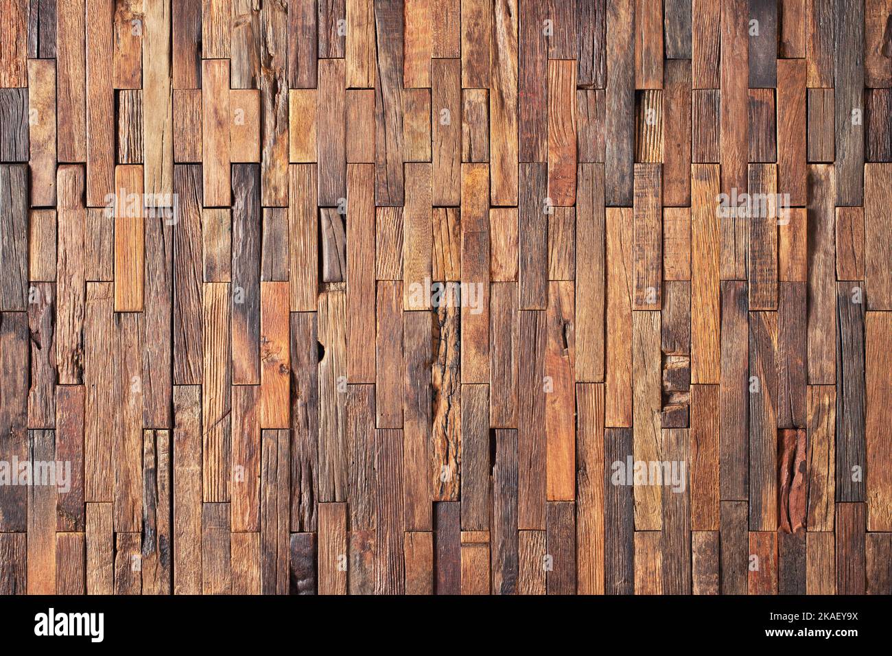 Rustikale Wandpaneele mit Holzstruktur, Plankenmosaik als Hintergrund Stockfoto