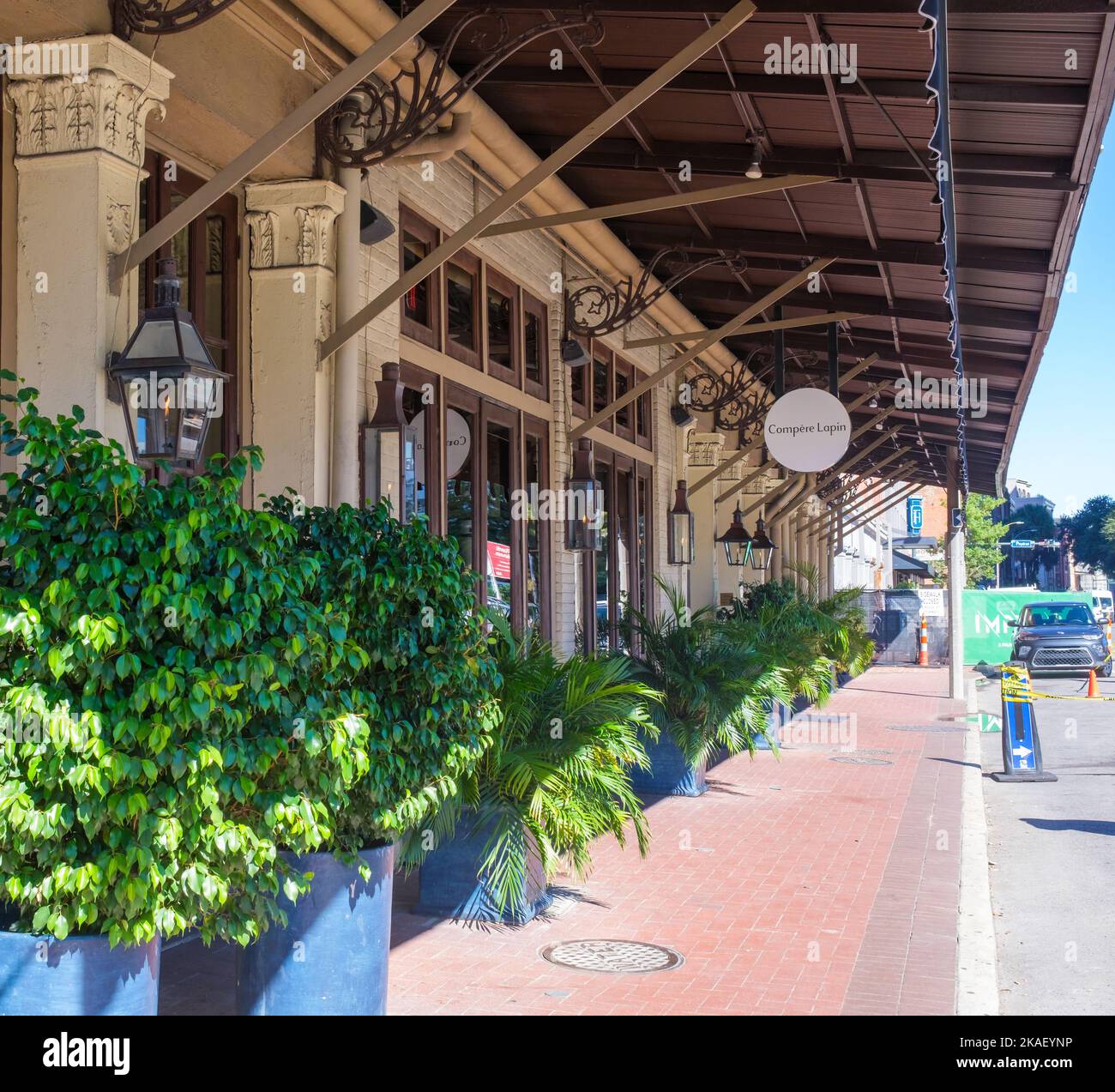 NEW ORLEANS, LA, USA - 26. OKTOBER 2022: Compere Lapin Restaurant in der Tchoupitoulas Street im Warehouse District Stockfoto