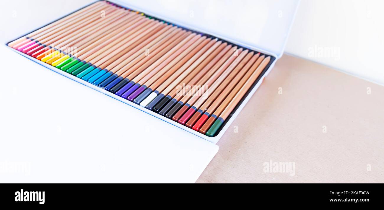 Buntstifte auf Papierhintergrund. Speicherplatz kopieren. Details zur Schulausrüstung. Stockfoto