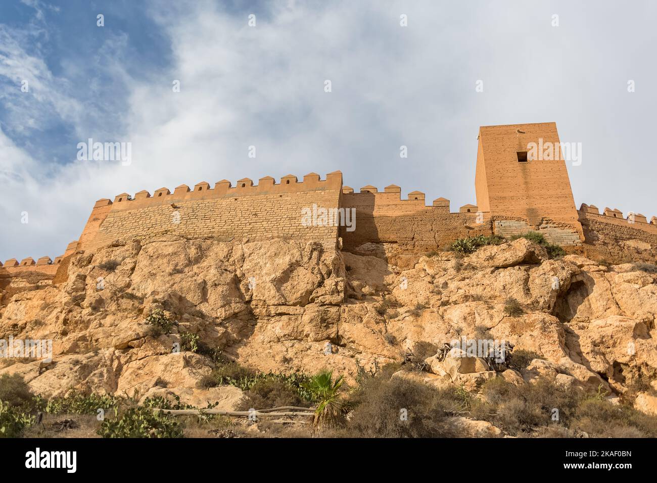Almeria Spanien - 09 14 2021: Blick auf die Außenfassade Festungsturm an der Alcazaba von Almería, Alcazaba y Murallas del Cerro de San Cristóbal, für Stockfoto