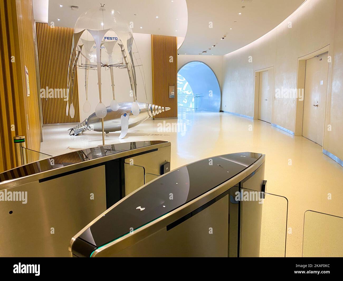 Dubai, VAE - 3.. oktober 2022: Eintrittskarte zum Museum der Zukunft in Dubai mit riesigen fliegenden Maskottchen im Hintergrund Stockfoto