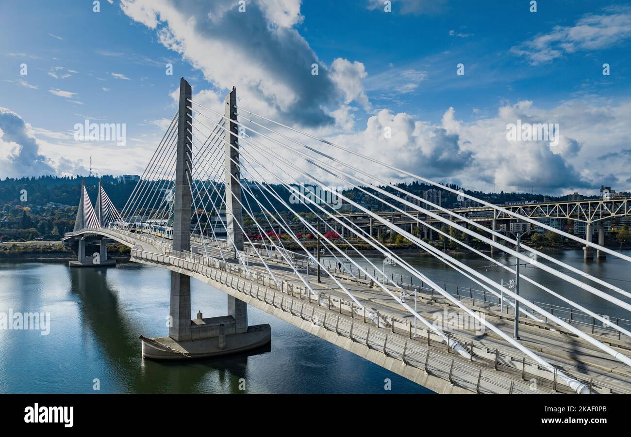 Tilikum Crossing, Bridge of the People ist eine Kabelbrücke über den Willamette River in Portland, Oregon, USA. Es wurde von Trimet, der regionalen Transitbehörde der Metropolregion Portland, für die Personenzüge DER STADTBAHN MAX Orange Line entworfen. Die Brücke dient auch Stadtbusse und die Portland Streetcar, sowie Fahrräder, Fußgänger und Rettungsfahrzeuge. Private Autos und Lastwagen sind auf der Brücke nicht erlaubt. Es ist die erste große Brücke in den USA, die den Zugang zu Transitfahrzeugen, Radfahrern und Fußgängern, aber nicht Autos ermöglichen soll. Stockfoto