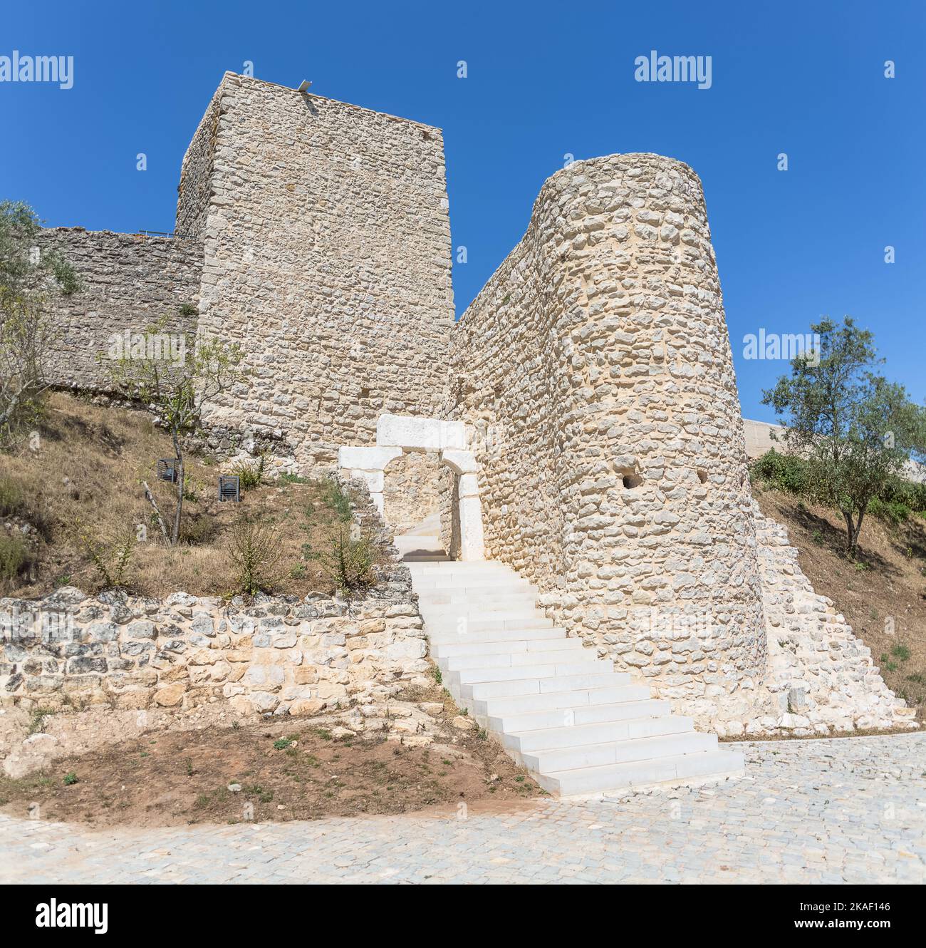 Ourém Santarém Portugal - 08 09 2022: Innenansicht der mittelalterlichen Burg, des Palastes und der Festung von Ourém, die sich auf der Spitze der Stadt Ourém befindet, die als O angesehen wird Stockfoto