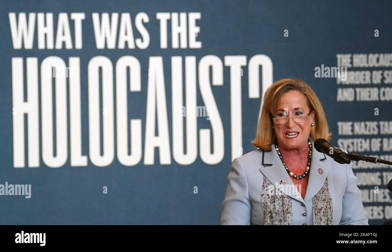 Creve Coeur, Usa. 02.. November 2022. Die US-Rep. Ann Wagner (R-Mo) kommentiert ihre Ausführungen während der Eröffnungszeremonie des St. Louis Holocaust Museums in Creve Coeur, Mo am Mittwoch, den 2. November 2022. Die 35.000 Quadratmeter große Anlage, die sechzehnte in den Vereinigten Staaten, ermöglicht es Besuchern, durch spezielle Ausstellungen und Programme mehr über die Holocaust-Geschichte zu erfahren, Überlebende zu erkunden und Ressourcen für Erzieher zu finden. Foto von Bill Greenblatt/UPI Credit: UPI/Alamy Live News Stockfoto