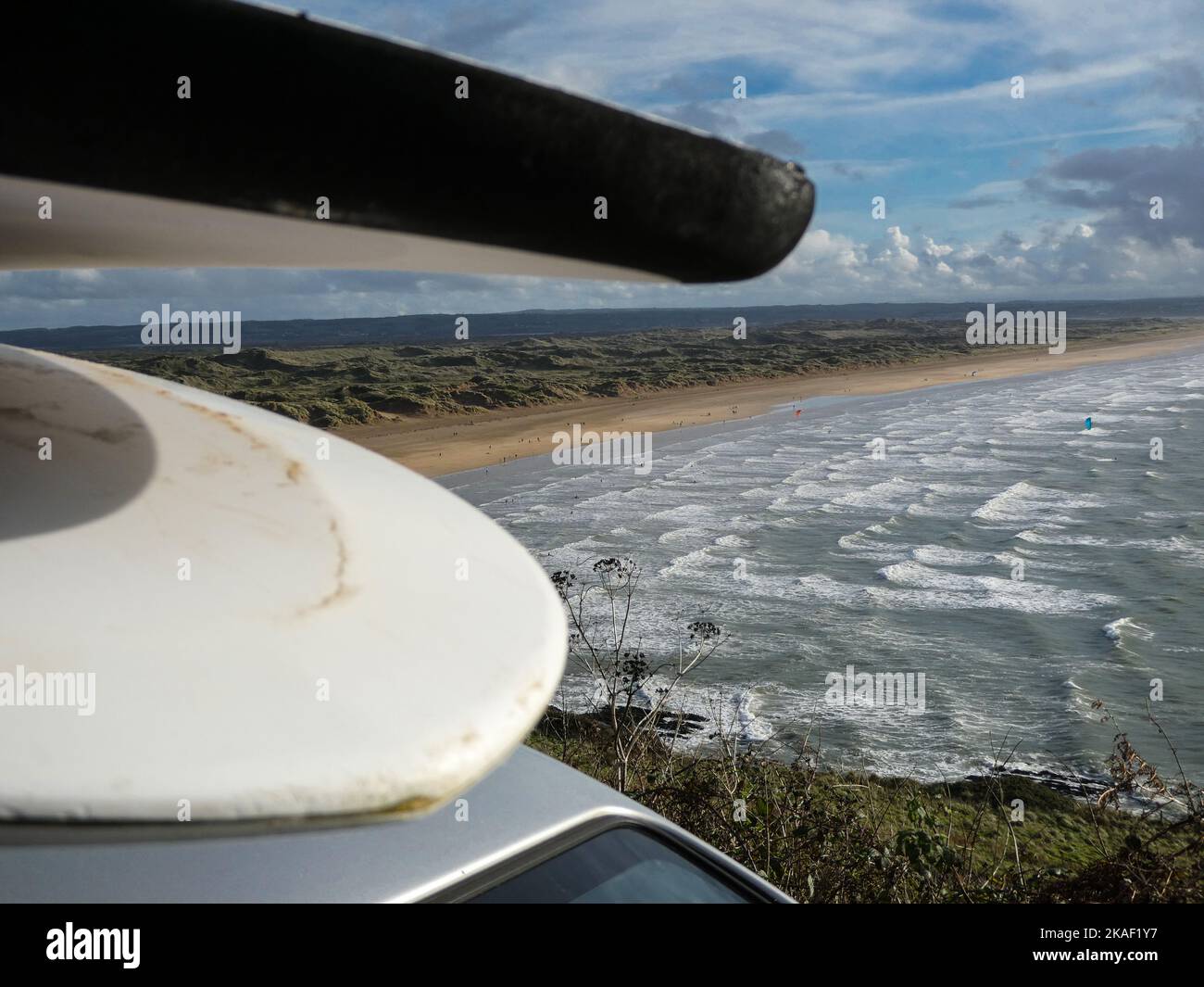Ein Blick durch Surfbretter zum Strand von Saunton Sands in Devon England Stockfoto