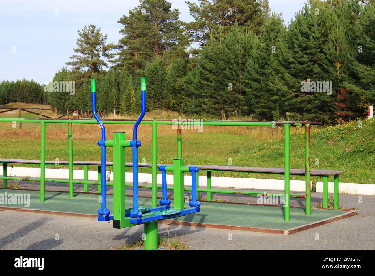 Sport-Outdoor-Simulator Nahaufnahme auf dem Hintergrund des Waldes. Das Konzept eines gesunden Lebensstils. Stockfoto