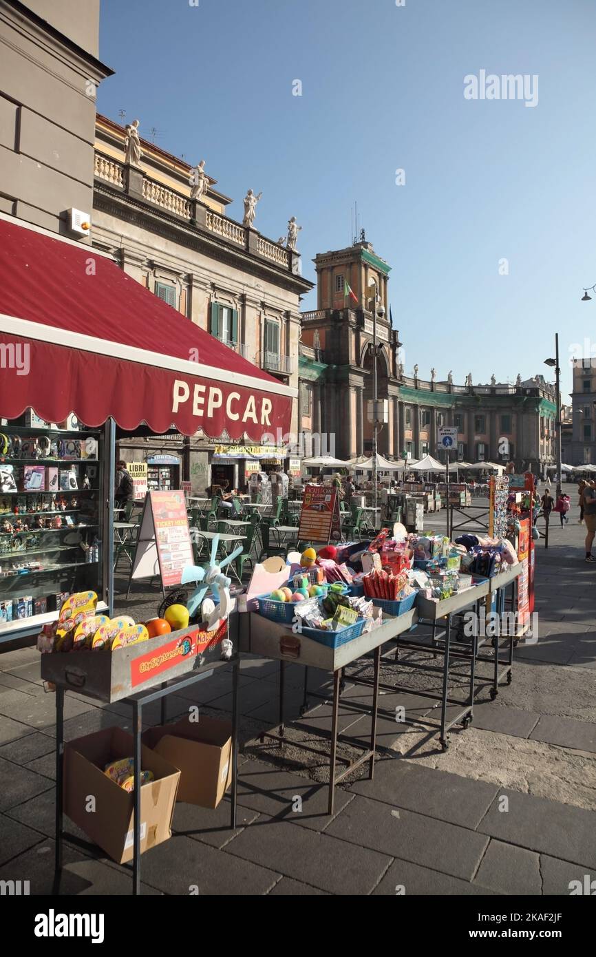 Marktstände in der Nähe der Schule Convitto Nazionale Vittorio Emanuele II, Piazza Dante, Neapel, Italien. Stockfoto