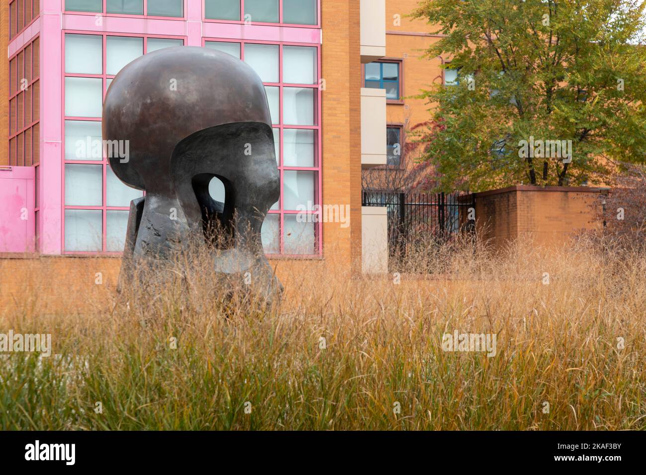 Chicago, Illinois - 'Nuclear Energy', eine Skulptur von Henry Moore, auf dem Gelände der ersten kontrollierten nuklearen Kettenreaktion, die die Tür zu öffnen Stockfoto