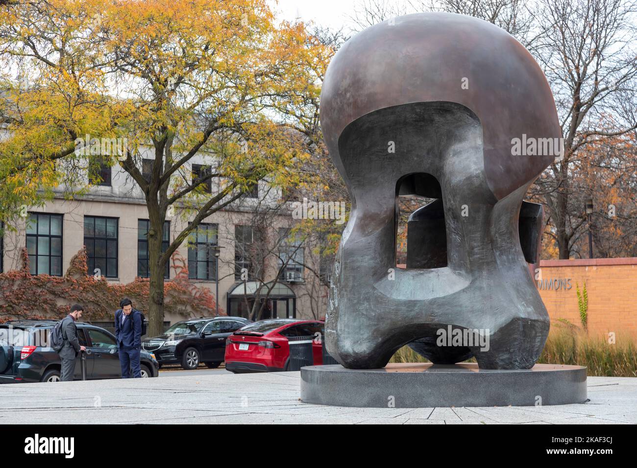 Chicago, Illinois - 'Nuclear Energy', eine Skulptur von Henry Moore, auf dem Gelände der ersten kontrollierten nuklearen Kettenreaktion, die die Tür zu öffnen Stockfoto