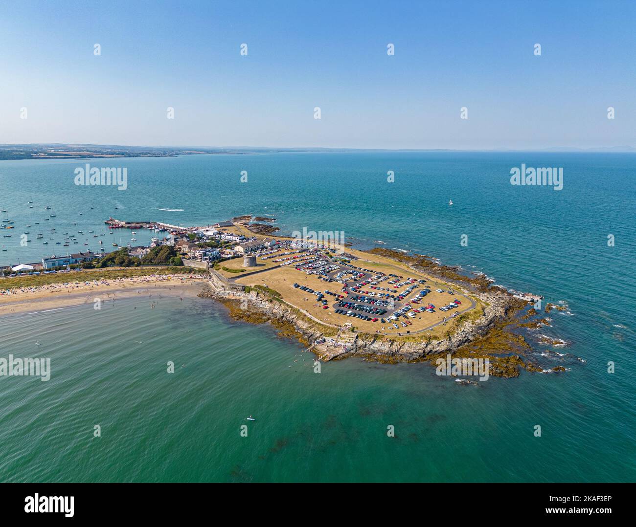 Skerries South Strand Parkplatz an einem schönen Augusttag Stockfoto